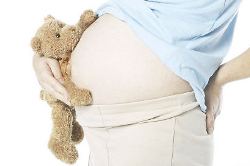 new5_Pregnant woman holding teddy bear uid 1285065.jpg