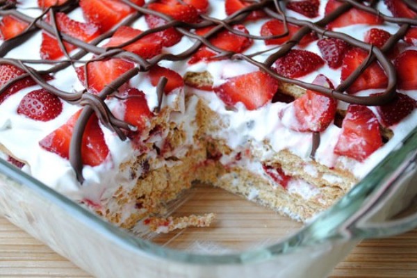 images_15_3-strawberry-icebox-cake-layers-recipe-no-bake-summer-refreshing-graham-crackers-better-baking-bible-560x350.jpg