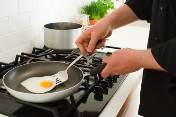 images_getty-rf-photo-of-man-cooking-egg-teflon-skillet.jpg