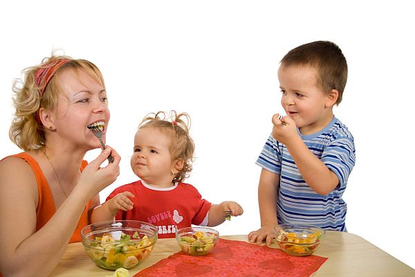 images_mother-and-children-eating.jpg