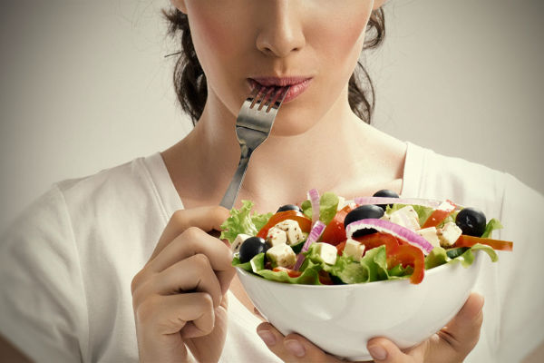 images_woman-eating-salad-healthy-diet.jpg