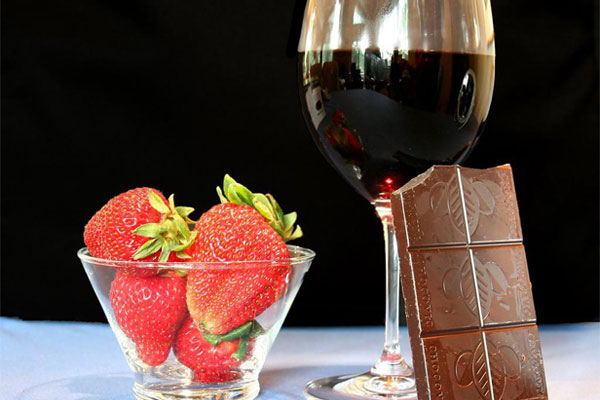 images_awine_with_chocolate_dessert1.jpg