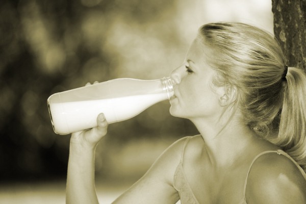 images_awoman-drink-milk-600x400.jpeg