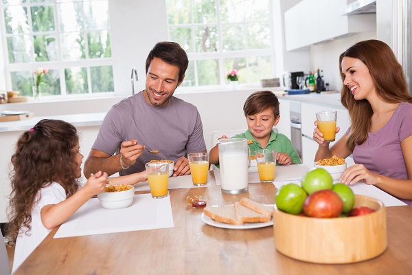 images_0aaFamily_eating_breakfast.jpg