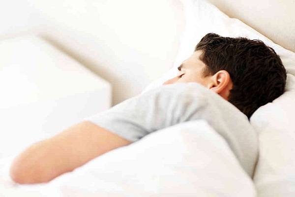 images_0aman-sleeping-in-bed.jpg