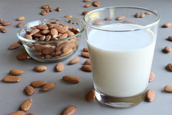 images_10112016_almond-milk.jpg