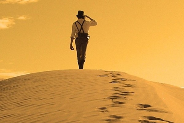 images_22112016_A_Man_Walking_in_Desert_Wallpaper-600x400.jpg