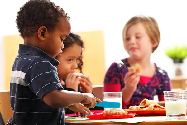 images_15122016_2_Kids-Eating-600x400.jpg