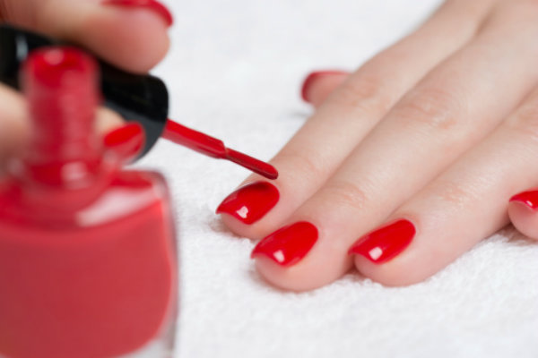 images_24122016_woman-doing-nails.jpg