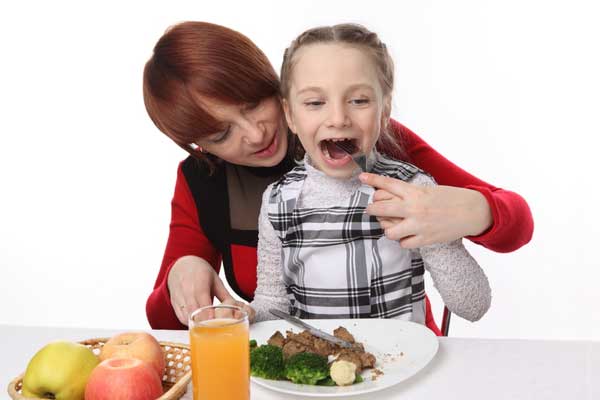 images_5122016_child-girl-eat-nutrition-diet-help-mother.jpg
