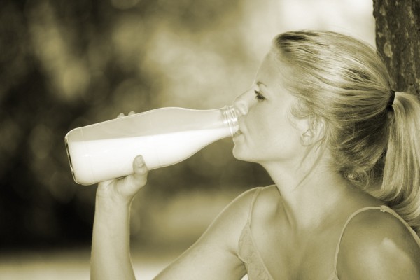 images_812017_2_woman-drink-milk-600x400.jpeg