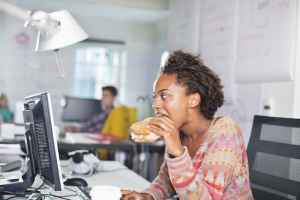 images_1222017_a-woman-eating-lunch-on-their-desk-e1450817646447.jpg