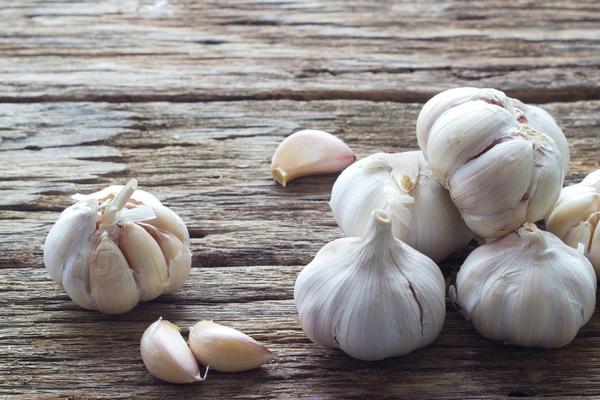 images_2822017_2_Garlic-on-the-wooden-backgrou.jpg