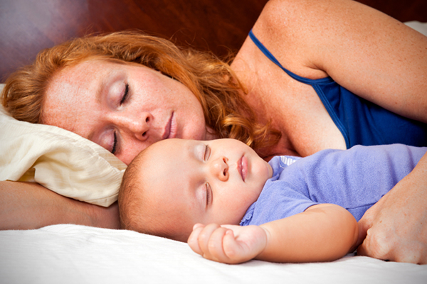 images_2132017_mother-sleeping-with-her-baby.jpg