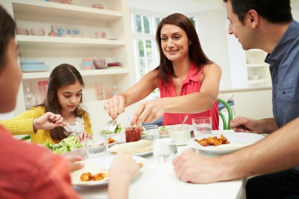 images_2332017_2_family_eating_dinner_l1.jpg