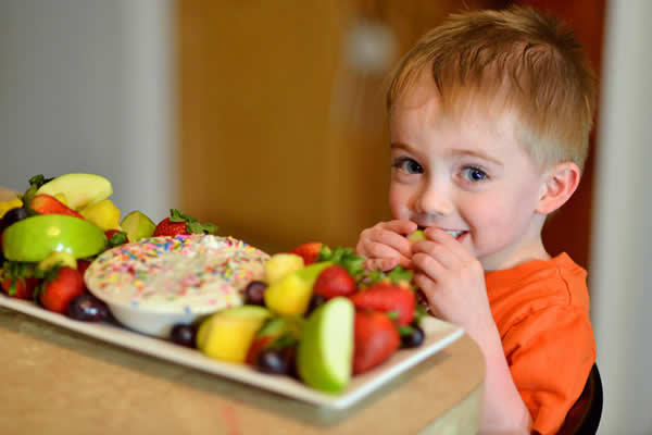 images_632017_fruits-kid-eating.jpg