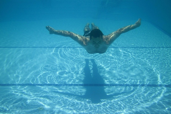 images_732017_man_swimming_in_pool_190212.jpg