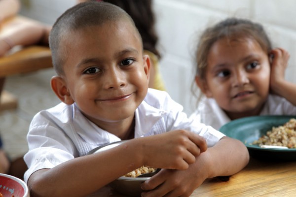 images_1342017_2_Children-Eating-Honduras-Photographer-Tanya-M-600x400.jpg