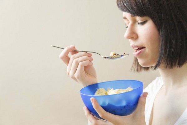 images_2942017_woman_consumer_eating_breakfast_cerealOPTIMIZED_reference.jpg