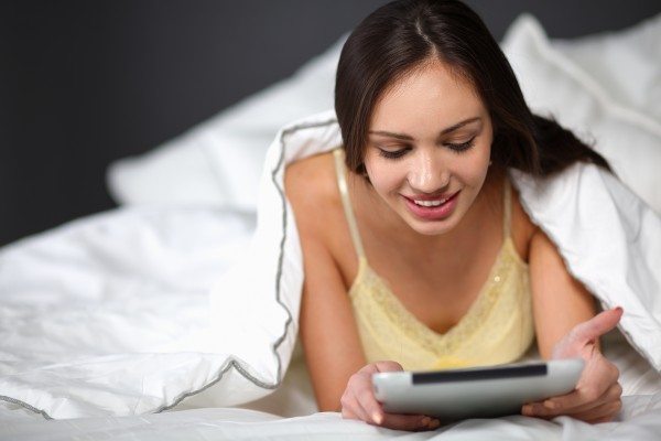 images_332017_3_4_women-use-a-tablet-pc-on-the-bed.jpg