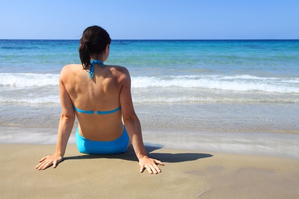 images_1152017_2_woman_sitting_in_sand_187153.jpg