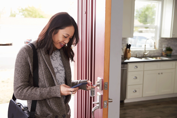 images_2852017_2_woman-opening-door-smartphone-ht4w600-600x400.gif