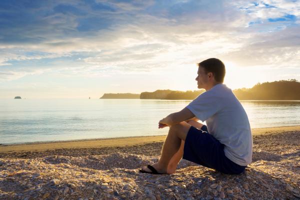 images_2852017_stock-man-beach-sitting-thinking-pondering-sunset-peace-9c8w.jpg_thumb_600w-rectangle.jpg