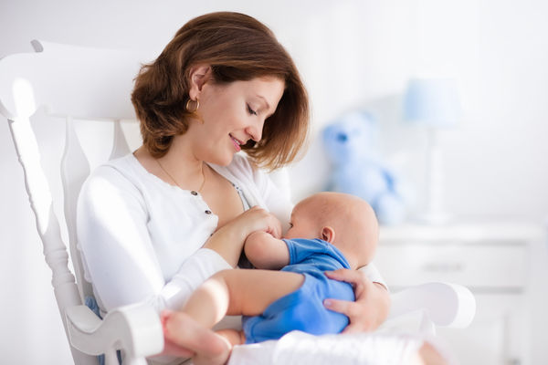 images_2162017_working_mother_breastfeeding_baby.jpg