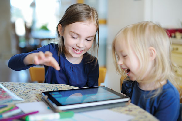 images_2462017_web-tablets-two-sisters-with-tablet-600.jpg