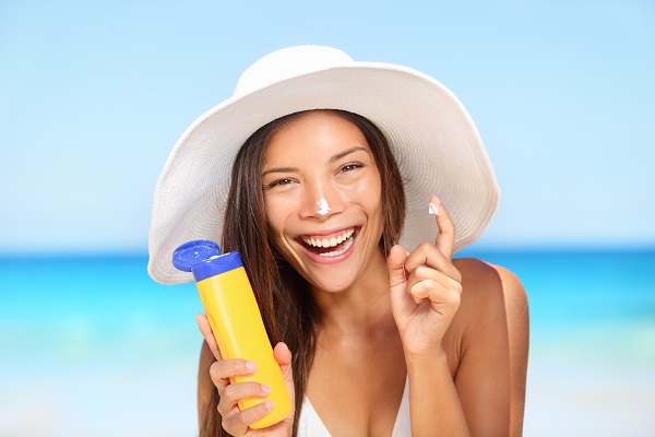 images_2862017_2_bigstock-Sunscreen-woman-applying-sunta-65080660.jpg