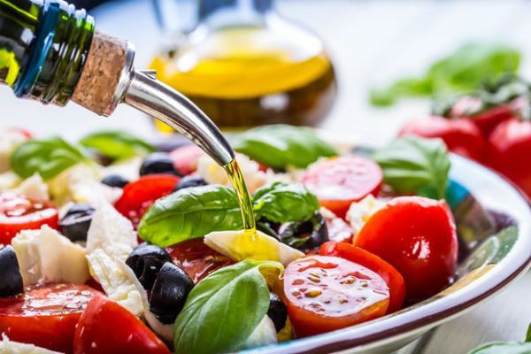 images_1372017_Mediterranean-Style-Salad-Olive-Oil-Tomatoes-600x400.jpg