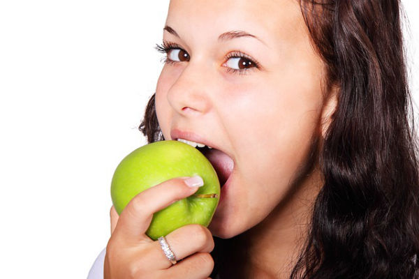 images_1372017_apple_woman_eating_snack_healthy_pic.jpg