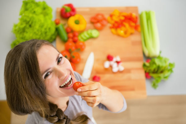 images_1672017_woman_eat_happy_healthy_tomato_vegetables_celery_pepper_carrot_radish_cucumber_pic.jpg