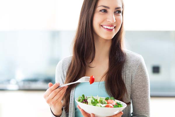 images_2172017_Woman-eating-salad-featured.jpg