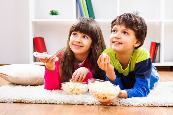 images_2772017_Eat-popcorn-to-watch-TV-children-Stock-Photo.jpg