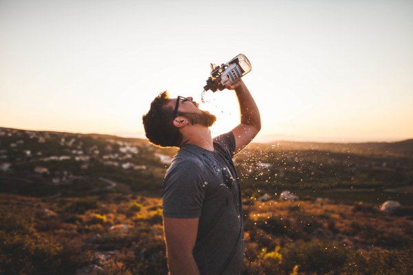 images_982017_thirsty_man_drinking_bottled_water_605846.jpg