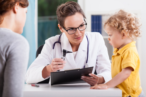 images_692017_2_Pediatric-female-doctor-to-the-child-to-see-a-doctor-Stock-Photo.jpg