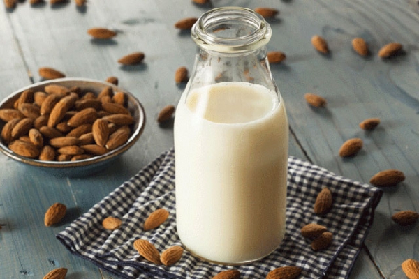 images_892017_Opener-640-almond-milk.jpg